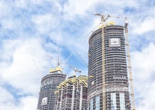 Drei Wolkenkratzer im Bau in Dubai stockfotografie Drei Wolkenkratzer im Bau in Dubai stockfotografie
