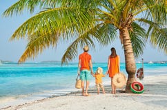 Dreik?pfige Familie auf Strand unter Palme lizenzfreies stockfoto Dreik?pfige Familie auf Strand unter Palme lizenzfreies stockfoto