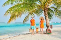 Dreik?pfige Familie auf Strand unter Palme stockbilder Dreik?pfige Familie auf Strand unter Palme stockbilder
