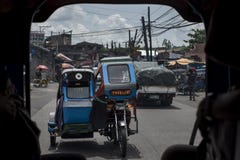 Dreirad gesehen vom Innere eines jeepney in den Philippinen lizenzfreie stockfotos Dreirad gesehen vom Innere eines jeepney in den Philippinen lizenzfreie stockfotos