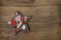 Drewniana handmade rzeźbiąca gwiazda z czerwieni i białych bożych narodzeń decorat zdjęcia stock Drewniana handmade rzeźbiąca gwiazda z czerwieni i białych bożych narodzeń decorat zdjęcia stock