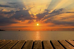 Drewniana tekstura i Piękny tło z morzem, słońcem i chmurami przy Kolorowym wschód słońca, fotografia royalty free Drewniana tekstura i Piękny tło z morzem, słońcem i chmurami przy Kolorowym wschód słońca, fotografia royalty free