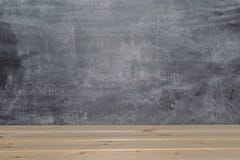 Drewniane deski na blackboard tle obraz stock Drewniane deski na blackboard tle obraz stock