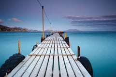Drewniany jetty na dennej zmierzchu i nieba odbicia wodzie Obraz Royalty Free Drewniany jetty na dennej zmierzchu i nieba odbicia wodzie Obraz Royalty Free