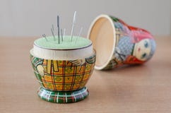 Drewniany matryoshka pincushion Szwalna ig?a obrazy stock Drewniany matryoshka pincushion Szwalna ig?a obrazy stock