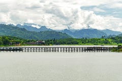 Drewno most, Mon most przy sangklaburi, ranek atmosfera zdjęcia royalty free Drewno most, Mon most przy sangklaburi, ranek atmosfera zdjęcia royalty free