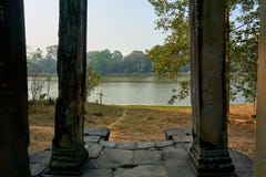 Drewno w świątynnym powikłanym Angkor Wat Siem Przeprowadza żniwa, Kambodża zdjęcie royalty free Drewno w świątynnym powikłanym Angkor Wat Siem Przeprowadza żniwa, Kambodża zdjęcie royalty free