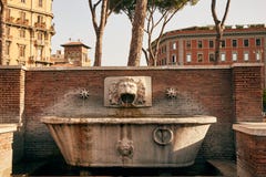 Dricka springbrunnen i Rome, Italien royaltyfria bilder Dricka springbrunnen i Rome, Italien royaltyfria bilder