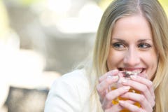 Dricka Tea för härlig blond flicka arkivbild Dricka Tea för härlig blond flicka arkivbild