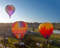 Drie Ballons die van de Hete Lucht over Kromming Oregon lanceren royalty-vrije stock fotografie Drie Ballons die van de Hete Lucht over Kromming Oregon lanceren royalty-vrije stock fotografie