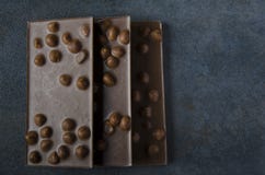 Drie bars van heerlijke donkere chocolade op lijst royalty-vrije stock foto Drie bars van heerlijke donkere chocolade op lijst royalty-vrije stock foto