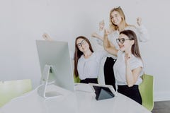 Drie bedrijfsvrouwen die in modern bureau goede projectresultaten vieren Commercieel team royalty-vrije stock fotografie Drie bedrijfsvrouwen die in modern bureau goede projectresultaten vieren Commercieel team royalty-vrije stock fotografie