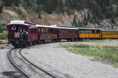 Drie Brakemen op van de de Maatspoorweg van Durango en van Silverton Smalle de Stoommotor leiden, Silverton, Colorado, de V.S. op Stock Afbeeldingen Drie Brakemen op van de de Maatspoorweg van Durango en van Silverton Smalle de Stoommotor leiden, Silverton, Colorado, de V.S. op Stock Afbeeldingen