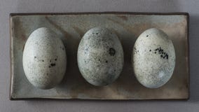Drie eeuweieren in een kleine plaat stock foto Drie eeuweieren in een kleine plaat stock foto