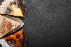Drie eigengemaakte pastei op een zwarte lijst, exemplaarruimte stock fotografie Drie eigengemaakte pastei op een zwarte lijst, exemplaarruimte stock fotografie