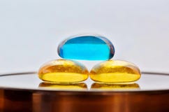 Drie gekleurde glasstenen met een zenconcept stock fotografie Drie gekleurde glasstenen met een zenconcept stock fotografie