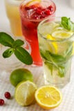 Drie glazen van het verfrissen van drank Mohito stock fotografie Drie glazen van het verfrissen van drank Mohito stock fotografie