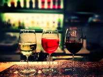 Drie glazen van verschillende soorten wijn bij de bar - wijnconcept stock afbeelding Drie glazen van verschillende soorten wijn bij de bar - wijnconcept stock afbeelding