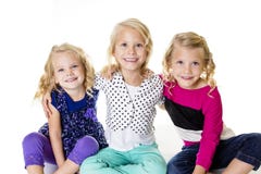 Drie het glimlachen Meisjesportret royalty-vrije stock foto Drie het glimlachen Meisjesportret royalty-vrije stock foto