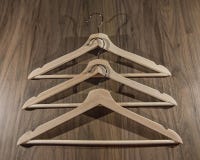 Drie houten hangers op donkerdere houten achtergrond stock foto Drie houten hangers op donkerdere houten achtergrond stock foto