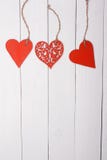 Drie houten harten op een houten lijst stock afbeelding Drie houten harten op een houten lijst stock afbeelding