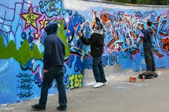 Drie jongens die graffiti schilderen stock foto Drie jongens die graffiti schilderen stock foto