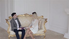 Drie jongeren in het uitstekende plaatsen stock video Drie jongeren in het uitstekende plaatsen stock video