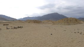 Drie piramides in Caral, het noorden van Lima, Peru royalty-vrije stock afbeelding Drie piramides in Caral, het noorden van Lima, Peru royalty-vrije stock afbeelding