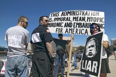 Drie protestors in Tucson, AZ van President George W Bush houdt een teken die Bush afkondigen een Leugenaar betreffende de Oorlog royalty-vrije stock foto Drie protestors in Tucson, AZ van President George W Bush houdt een teken die Bush afkondigen een Leugenaar betreffende de Oorlog royalty-vrije stock foto