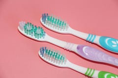 Drie tandenborstels op een roze achtergrond Mondelinge hygiëne royalty-vrije stock fotografie Drie tandenborstels op een roze achtergrond Mondelinge hygiëne royalty-vrije stock fotografie