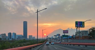 Drijvend door de stad van Monterrey, Mexico stock afbeelding Drijvend door de stad van Monterrey, Mexico stock afbeelding