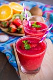 Drink för smaklig frukt för jordgubbeyoghurtsmoothie söt för hälsa på Arkivfoto Drink för smaklig frukt för jordgubbeyoghurtsmoothie söt för hälsa på Arkivfoto