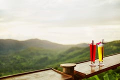 drinkar Exotiska coctailar, landskap (sikt) på bakgrund thai arkivfoto drinkar Exotiska coctailar, landskap (sikt) på bakgrund thai arkivfoto