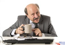 Drinkin senior calvo amichevole della tazza di caffè della tenuta dell'uomo di affari 60s Immagini Stock Libere da Diritti Drinkin senior calvo amichevole della tazza di caffè della tenuta dell'uomo di affari 60s Immagini Stock Libere da Diritti