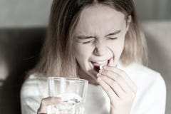 drinking girl pill Αίσθημα άρρωστος Νέο κορίτσι που τρώει το φάρμακο στοκ εικόνα με δικαίωμα ελεύθερης χρήσης drinking girl pill Αίσθημα άρρωστος Νέο κορίτσι που τρώει το φάρμακο στοκ εικόνα με δικαίωμα ελεύθερης χρήσης
