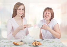 Drinkte och samtal för två vänner arkivfoto Drinkte och samtal för två vänner arkivfoto