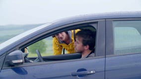 Driver Picking sull'autostoppista in campagna video d archivio Driver Picking sull'autostoppista in campagna video d archivio