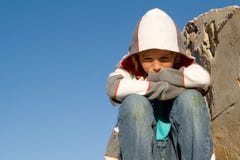 Droevig eenzaam het treuren kind royalty-vrije stock afbeeldingen Droevig eenzaam het treuren kind royalty-vrije stock afbeeldingen