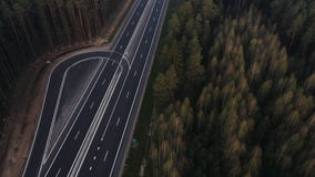 Droga przez zielonego ?wierkowego lasu, widok z lotu ptaka zbiory wideo Droga przez zielonego ?wierkowego lasu, widok z lotu ptaka zbiory wideo