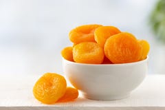 Droge Abrikozen in een Kom stock afbeeldingen Droge Abrikozen in een Kom stock afbeeldingen