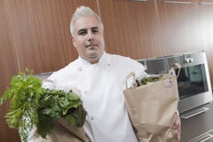 Drogherie di With Bags Of del cuoco unico in cucina commerciale immagini stock Drogherie di With Bags Of del cuoco unico in cucina commerciale immagini stock