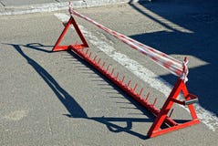 Drogowa zapora z kolcami na asfalcie zdjęcia stock Drogowa zapora z kolcami na asfalcie zdjęcia stock