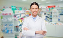 Drograria ou farmácia do farmacêutico da jovem mulher fotos de stock Drograria ou farmácia do farmacêutico da jovem mulher fotos de stock