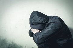 Drogue sans abri d'homme et intoxiqué d'alcool seul s'asseyant et déprimé sur le sentiment de rue soucieux et isolé les jours fro image stock Drogue sans abri d'homme et intoxiqué d'alcool seul s'asseyant et déprimé sur le sentiment de rue soucieux et isolé les jours fro image stock