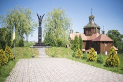 Drohobych, Ukraine occidentale - 3 juin 2017 : Monument de la renommée aux combattants pour la liberté de l'Ukraine et du ch en b photographie stock Drohobych, Ukraine occidentale - 3 juin 2017 : Monument de la renommée aux combattants pour la liberté de l'Ukraine et du ch en b photographie stock