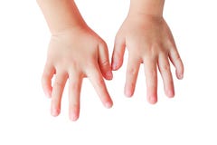 Droit et mains gauches de vue supérieure de fille asiatique de petit enfant d'isolement sur le fond blanc avec le chemin de coupu photo stock Droit et mains gauches de vue supérieure de fille asiatique de petit enfant d'isolement sur le fond blanc avec le chemin de coupu photo stock