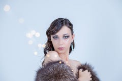 Dromende de wintervrouw het omhooggaand en dragen die bonthoed kijken Het manierportret van mooi sexy vrouwenmodel met creatief m stock foto Dromende de wintervrouw het omhooggaand en dragen die bonthoed kijken Het manierportret van mooi sexy vrouwenmodel met creatief m stock foto