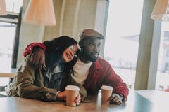 Dromerige dame die hoofd op de schouder van haar vriend zetten en in koffie ontspannen royalty-vrije stock foto Dromerige dame die hoofd op de schouder van haar vriend zetten en in koffie ontspannen royalty-vrije stock foto