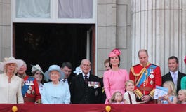 Drottning Elizabeth & kungafamiljen, Buckingham Palace, London Juni 2017 - att gå i skaror färgprinsen George William, harry, Kat royaltyfri foto Drottning Elizabeth & kungafamiljen, Buckingham Palace, London Juni 2017 - att gå i skaror färgprinsen George William, harry, Kat royaltyfri foto