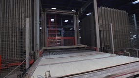 Druk gevormde keramische tegel, patroon op keramische tegels Industrieel binnenland, indors stock footage Druk gevormde keramische tegel, patroon op keramische tegels Industrieel binnenland, indors stock footage